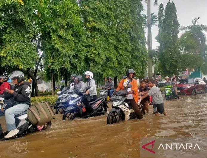 Banjir Melanda Jakarta Barat: 12 RT dan 4 Ruas Jalan Terendam Air 30-40 cm