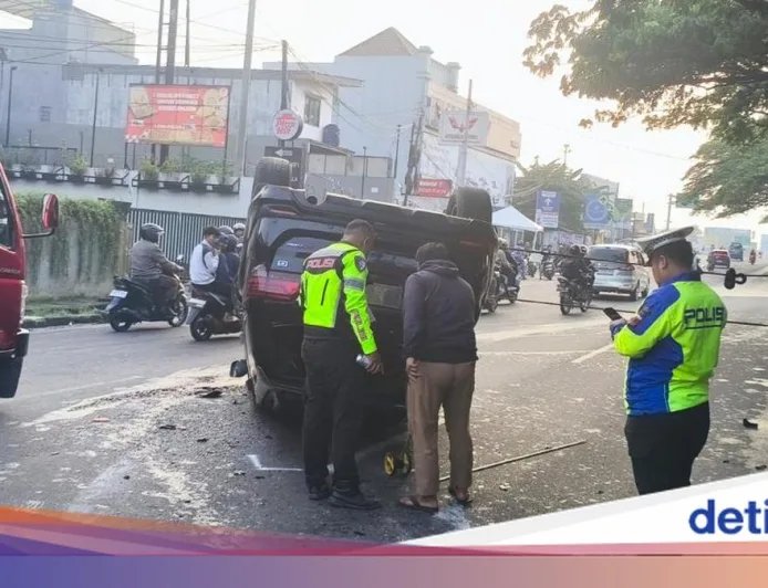 Kecelakaan Fortuner di Cibubur Diduga Akibat Microsleep, Mobil Terbalik dan Ringsek