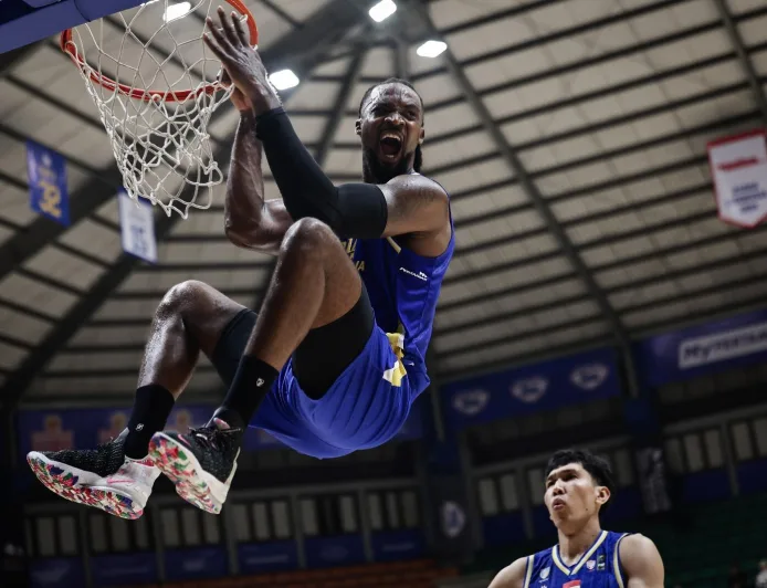 Buzzer Beater Chad Brown Selamatkan Satria Muda Menang Tipis atas Rajawali