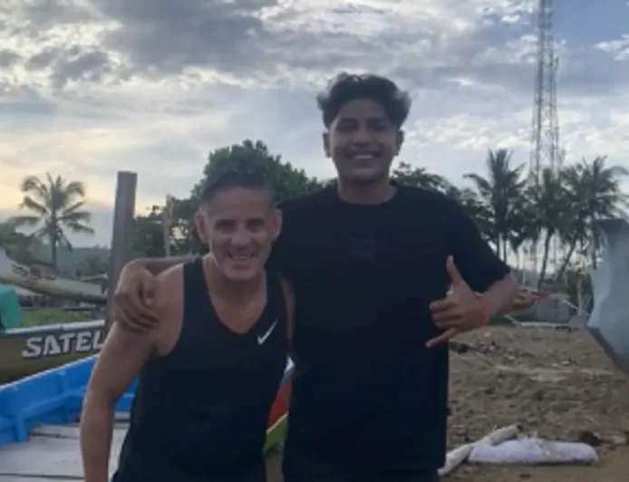 John Herdman Viral Main Sepakbola Bareng Warga di Pantai Lombok