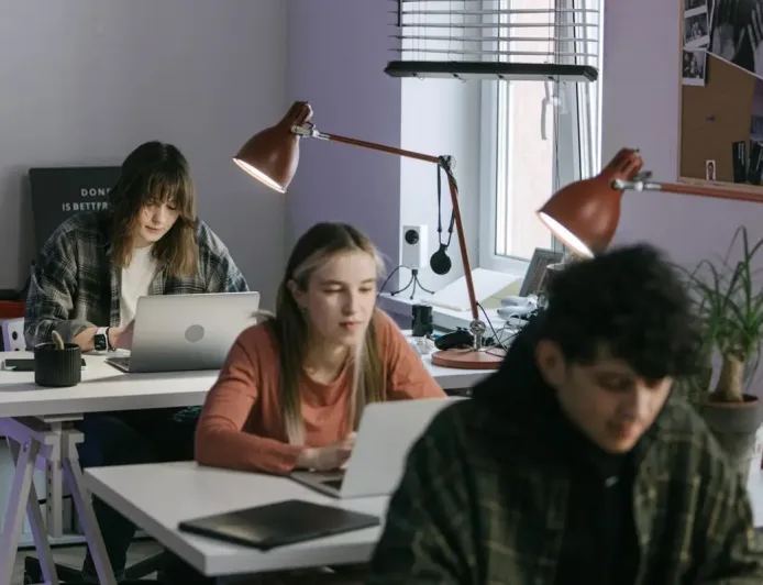 6 Tips Efektif Membagi Waktu Kuliah Sambil Bekerja Agar Produktif