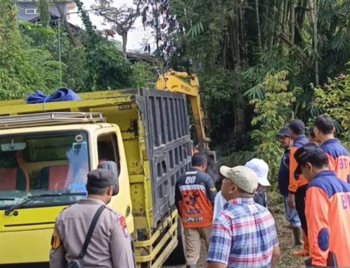 Petugas Gabungan Bersihkan Material Longsor Tutup Jalan di Sendang Tulungagung