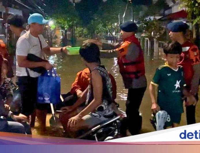Banjir Pamulang Tangsel: Polisi Evakuasi Warga dengan Perahu Karet Hingga 80 Cm