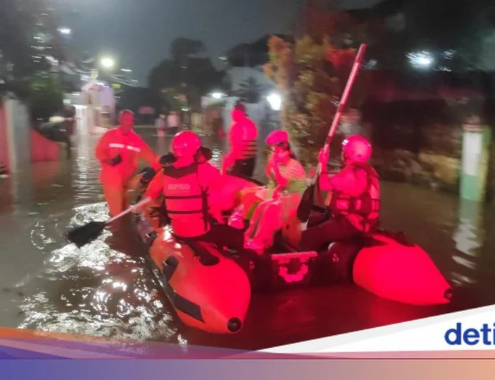 Banjir Pondok Hijau Tangsel Masih Parah, Warga Dievakuasi Pakai Perahu Karet