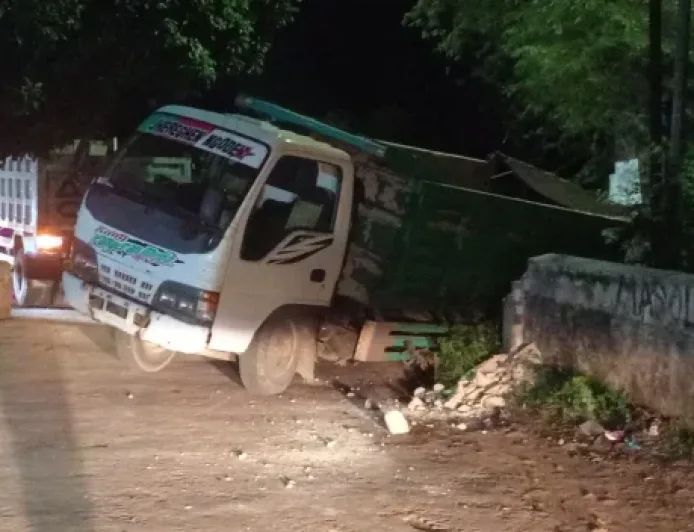 Kecelakaan Truk Pengangkut Batu Bata Terperosok di Jalan Raya Bluto Malam Ini