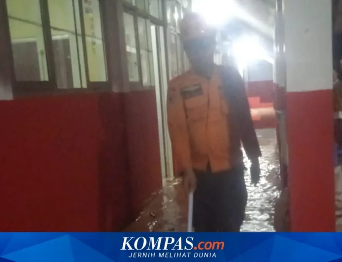 Banjir 40 cm Rendam Sekolah dan Rumah Warga di Kemang Bogor Akibat Hujan Deras