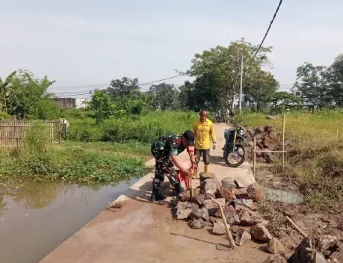 Babinsa Koramil Pamanukan Bangun Tanggul Antisipasi Banjir di Desa Rancasari