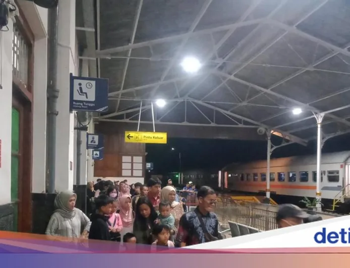 Rel Terendam Banjir, KA Siliwangi Tertahan di Stasiun Cianjur Menuju Sukabumi