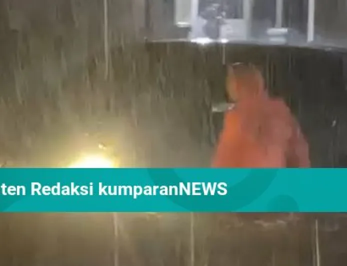 Banjir 1 Meter Rendam Jalan Utama Cianjur, Motor Tak Bisa Melintas