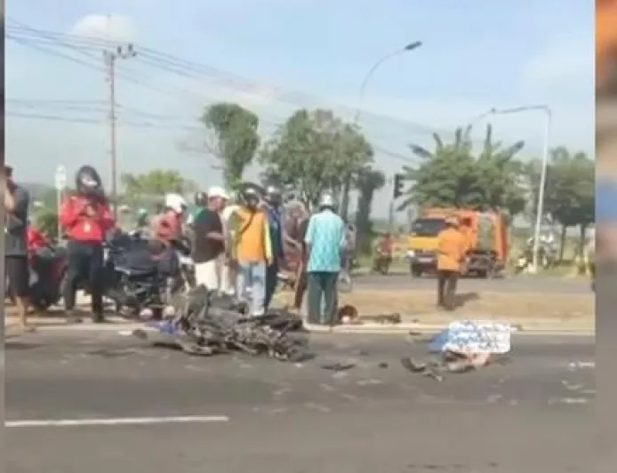 Kecelakaan Ring Road Tuban: Pemotor Terluka Parah Tertabrak Truk Tronton