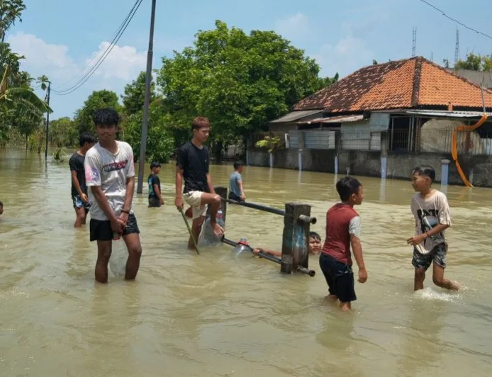 Banjir Demak Sebabkan Satu Korban Jiwa Anak 8 Tahun Terbawa Arus