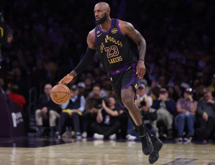 Lakers Tanpa Doncic dan Reaves, Beban Berat Pundak LeBron di Akhir Musim