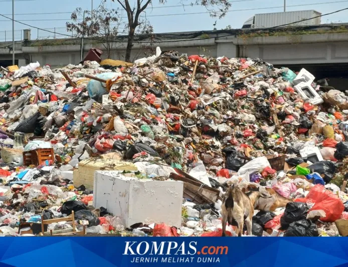 Tumpukan Sampah Setinggi 2 Meter Meluber di TPS Waduk Cincin Akibat Longsor Bantargebang