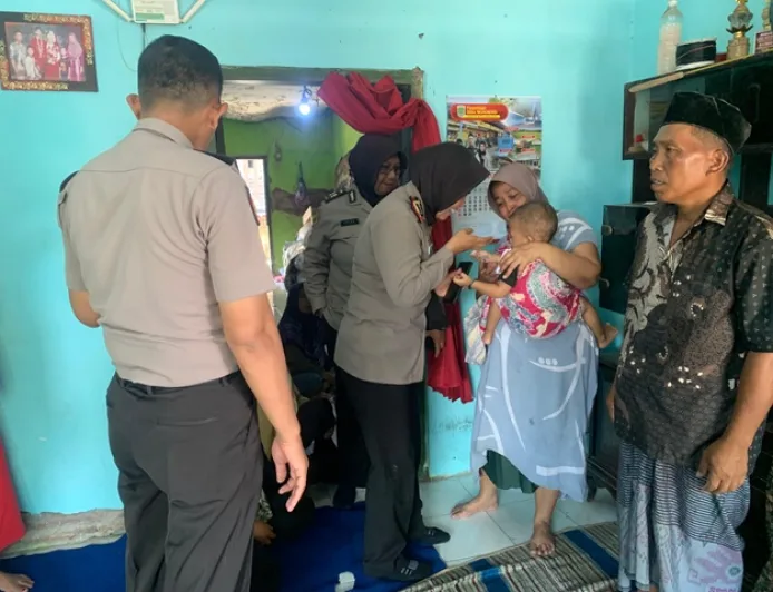 Polres Pasuruan Berikan Santunan dan Takziah untuk Keluarga Korban Kecelakaan Kereta