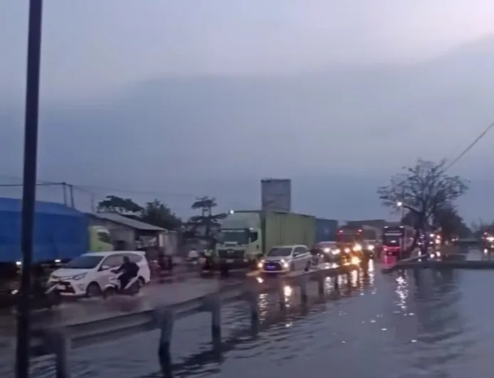 Cuaca Ekstrem dan Banjir Rob Mengancam 17 Daerah di Jawa Tengah Hari Ini