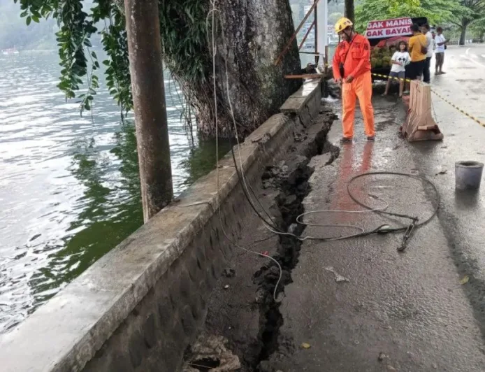 Talud Ambles di Telaga Ngebel Akibat Hujan Deras, Warga Diminta Waspada Longsor