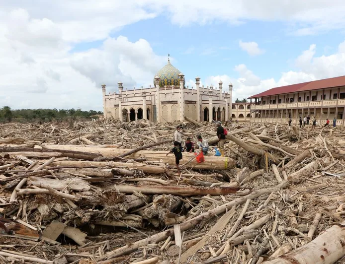 KLH Sanksi 67 Perusahaan Penyebab Banjir Parah di Sumatera Tahun 2025