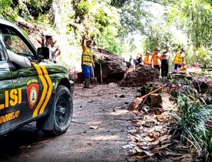Longsor Tebing 20 Meter Lumpuhkan Jalan Penghubung Dua Kecamatan di Magetan