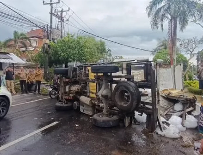 Kecelakaan Truk Terguling di Gianyar, Muatan Es Berserakan di Jalan Raya