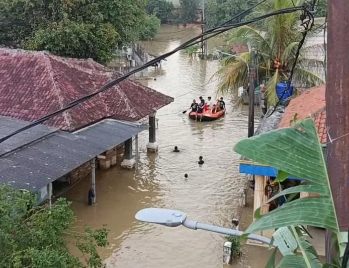 Banjir Tigaraksa Tangerang Isolasi Ratusan Warga, Rumah Terendam Hingga 1 Meter
