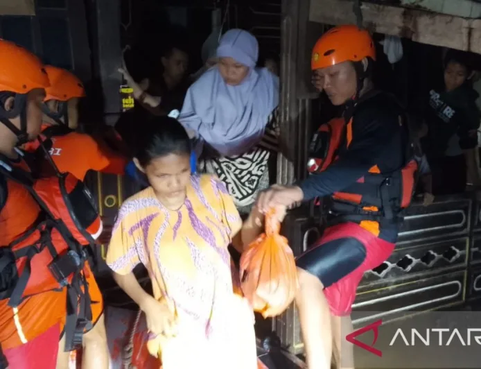 Tim SAR Evakuasi 100 Warga Terdampak Banjir di Wosi Manokwari Malam Ini