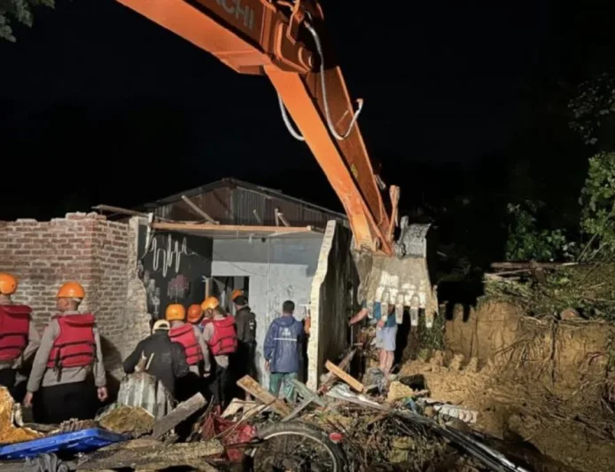 Brimob Polda Sumut Gerak Cepat Cari Korban Banjir dan Longsor Sibolangit