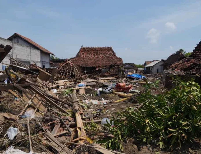 Banjir di Demak Surut, Warga Temukan Rumah Rusak Parah Tinggal Tiang dan Atap