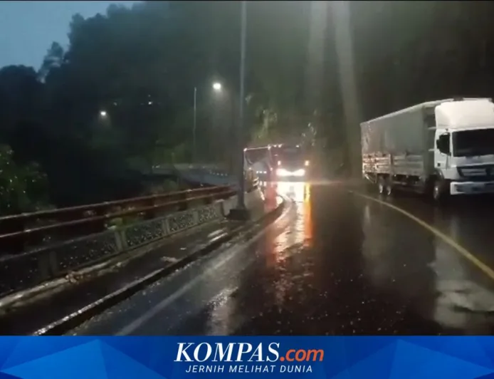 Longsor Tebing Cadas Pangeran Sumedang Tutup Total Jalan Nasional Bandung-Cirebon