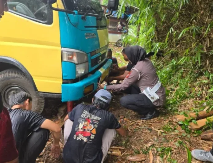 Kecelakaan Truk Telur di Kuningan: Pengendara Motor Luka Berat Usai Salip Kendaraan