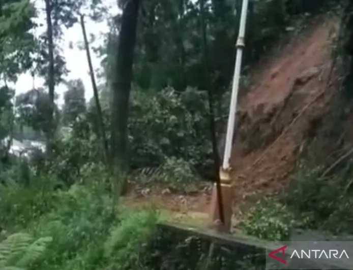 Longsor Besar Tutup Jalan Provinsi Lintas Selatan di Garut, Akses Terputus