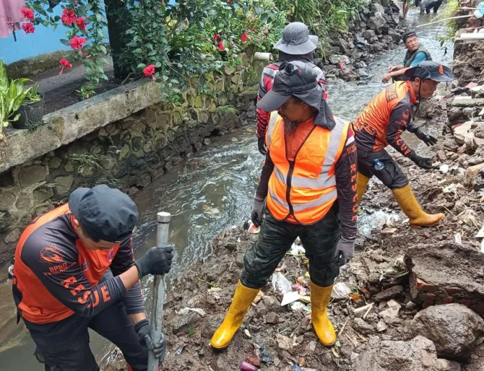 Longsor Tembok Penahan Tanah di Cipedes Tasikmalaya Tutupi Aliran Sungai, BPBD Turun Tangan