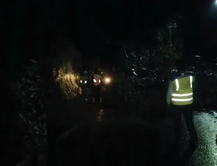 Longsor Cadas Pangeran Tutup Jalan, Puluhan Kendaraan Terjebak dan Dievakuasi