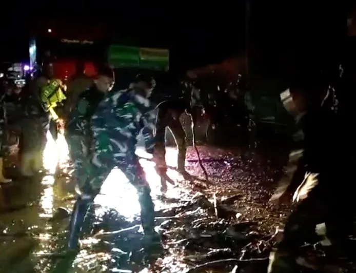 Banjir Pidie Jaya Kembali Melanda: Prajurit TNI Siaga Evakuasi Warga dan Bersihkan Material
