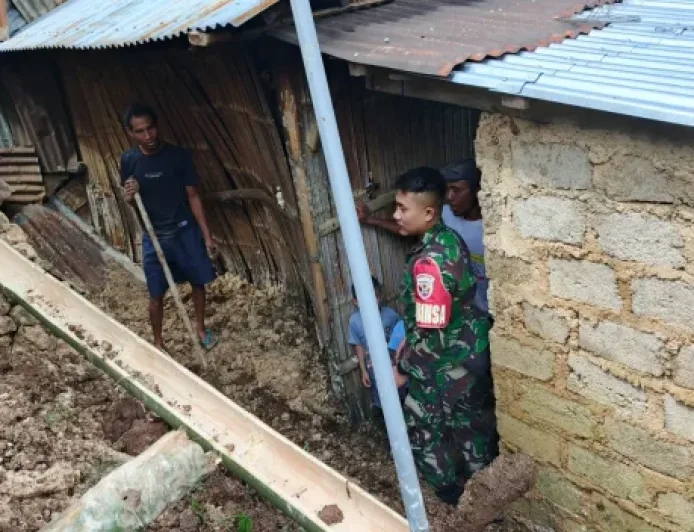 Koramil Ruteng dan Warga Bersinergi Evakuasi Material Longsor di Desa Gelong