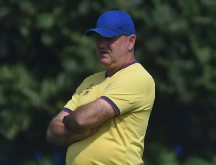 Persib Bandung Tawarkan Kontrak Fantastis ke Bojan Hodak, Pilih Bertahan atau Hengkang?