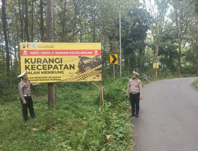 Polres Bojonegoro Pasang Imbauan di Titik Rawan Antisipasi Kecelakaan Lalu Lintas