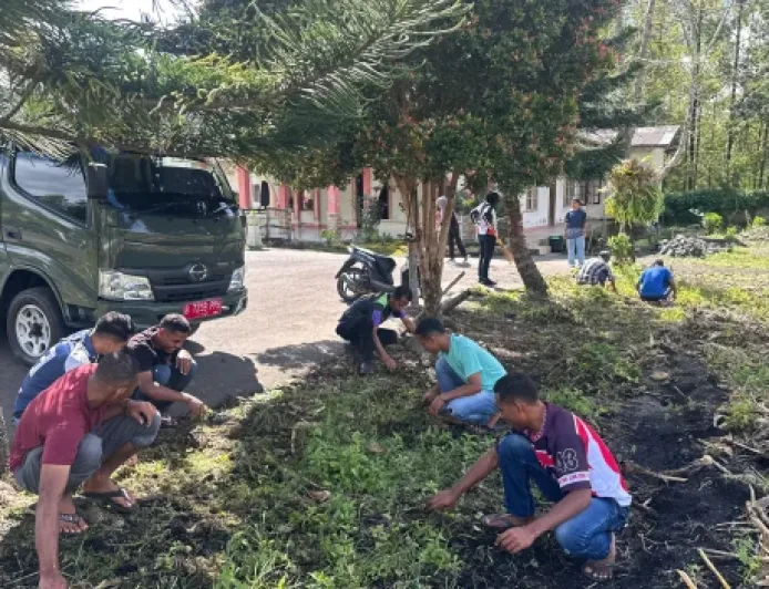Rutan Bajawa Gelar Bakti Sosial Bersihkan Gereja St. Longinus Wolowio