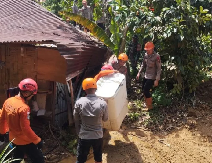 Brimob Polda Sumut Evakuasi Barang Korban Longsor Sembahe untuk Pemulihan Pasca-Bencana