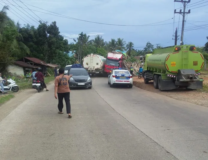 Kecelakaan Dua Truk Tronton di Batanghari Sebabkan Macet 3 Km, Sopir Selamat