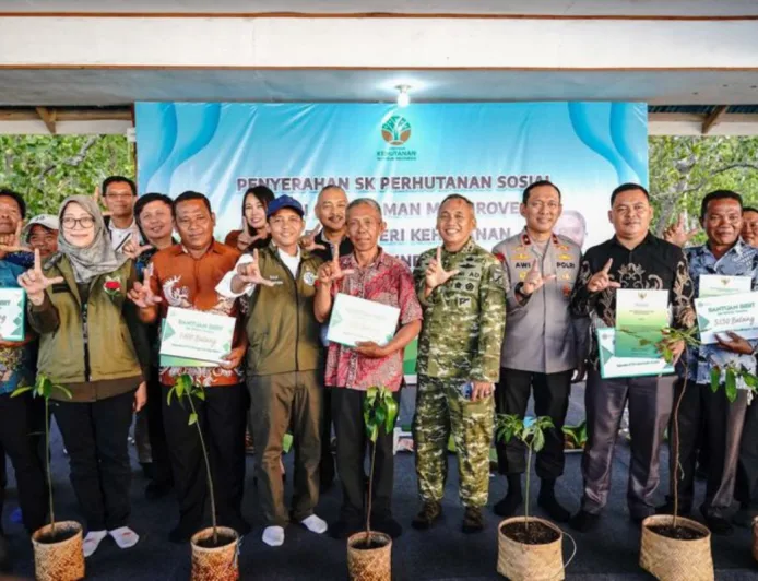 Menhut Raja Juli Antoni Serahkan 9 SK Perhutanan Sosial di Sulawesi Utara