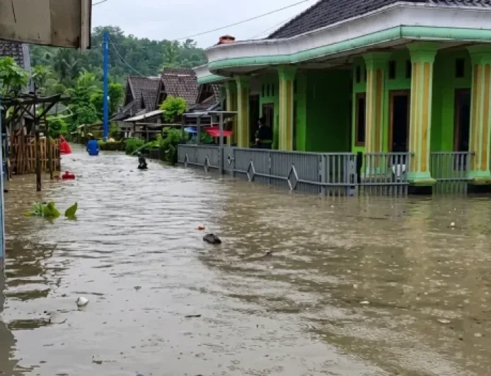 Gorong-Gorong Sempit Picu Banjir Parah di Desa Cikayas Pandeglang