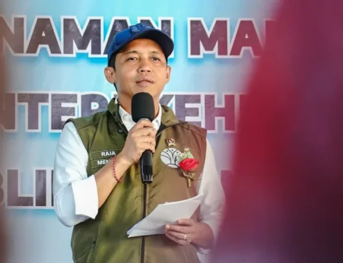 Perhutanan Sosial di Sulawesi Utara: Menhut Raja Antoni Bagikan 9 SK Penting