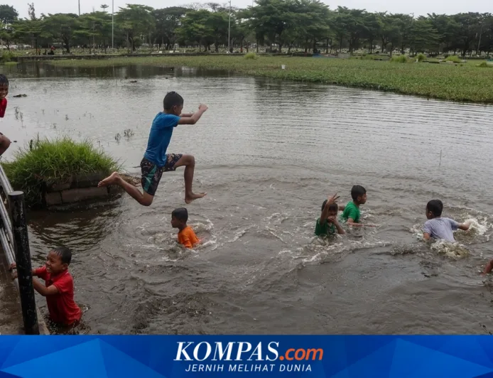 Anak-anak Cilincing Berenang di Atas Makam Terendam Banjir, Bahaya Mengintai