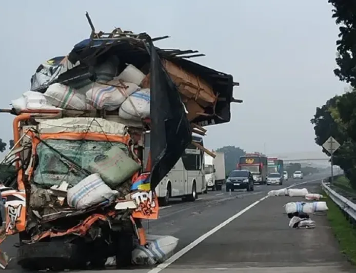 Kecelakaan Truk di Tol Jombang-Mojokerto: Dua Tewas, Diduga Karena Pengemudi Mengantuk