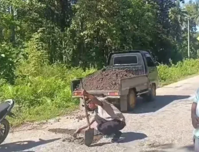 Personel Polsek Lasalimu Inisiatif Tambal Jalan Berlubang Cegah Kecelakaan