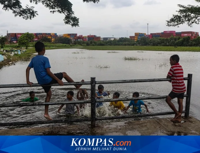 Anak-anak Berenang di Makam Terendam Banjir Cilincing, Ini Risikonya