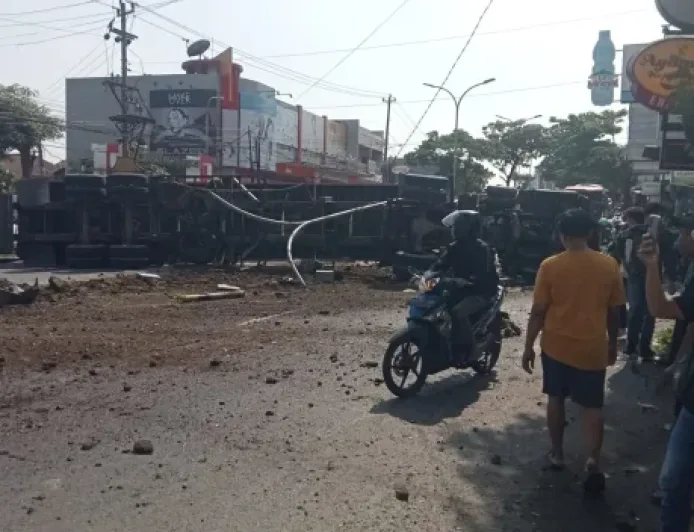 Polisi Dalami Penyebab Kecelakaan Truk Trailer di Turunan Silayur Ngaliyan
