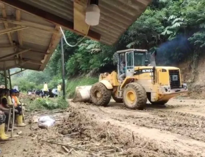 Jalur Selatan Garut yang Tertutup Longsor Sudah Kembali Normal Dilintasi Kendaraan