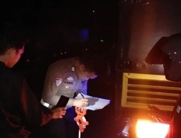 Bonceng Tiga Berujung Maut: Dua Mahasiswa Tewas Tabrak Mobil Box di Pesawaran