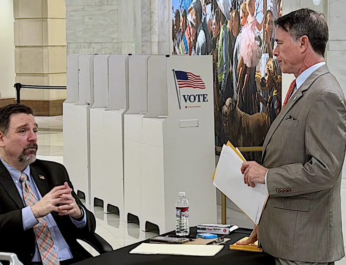 John Waldron Mundur Sebagai Ketua Partai Demokrat Oklahoma Usai Kirim Video Ciuman AI